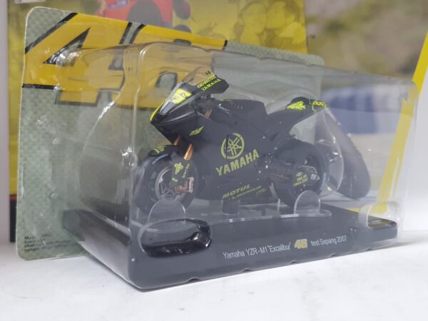 Yamaha YZR-M1 "Excalibur" test Sepang 2007 Valentino Rossi 46 1/18 - uscita 37 - immagine 2