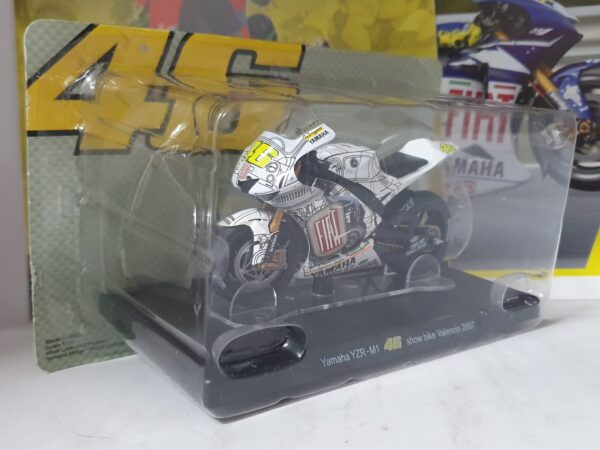 Yamaha YZR-M1 show bike Valencia 2007 Valentino Rossi 46 1/18 - uscita 40 - immagine 2